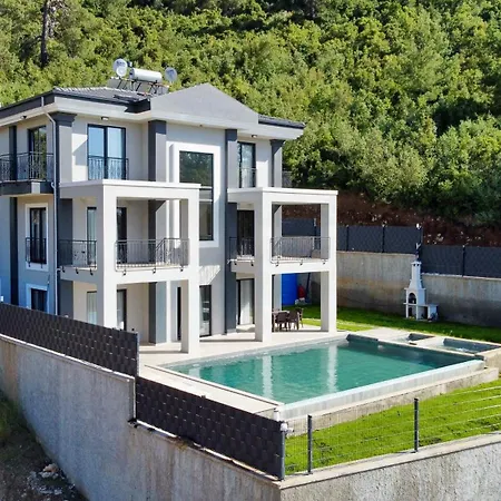 Dag Ve Sehir Manzarali 4*